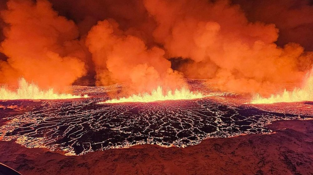 İzlanda’da Reykjanes Yarımadası’ndaki yanardağ patlamaları sürüyor