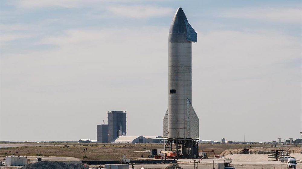 SpaceX dev roketini fırlatma kulesinin kollarıyla yakaladı